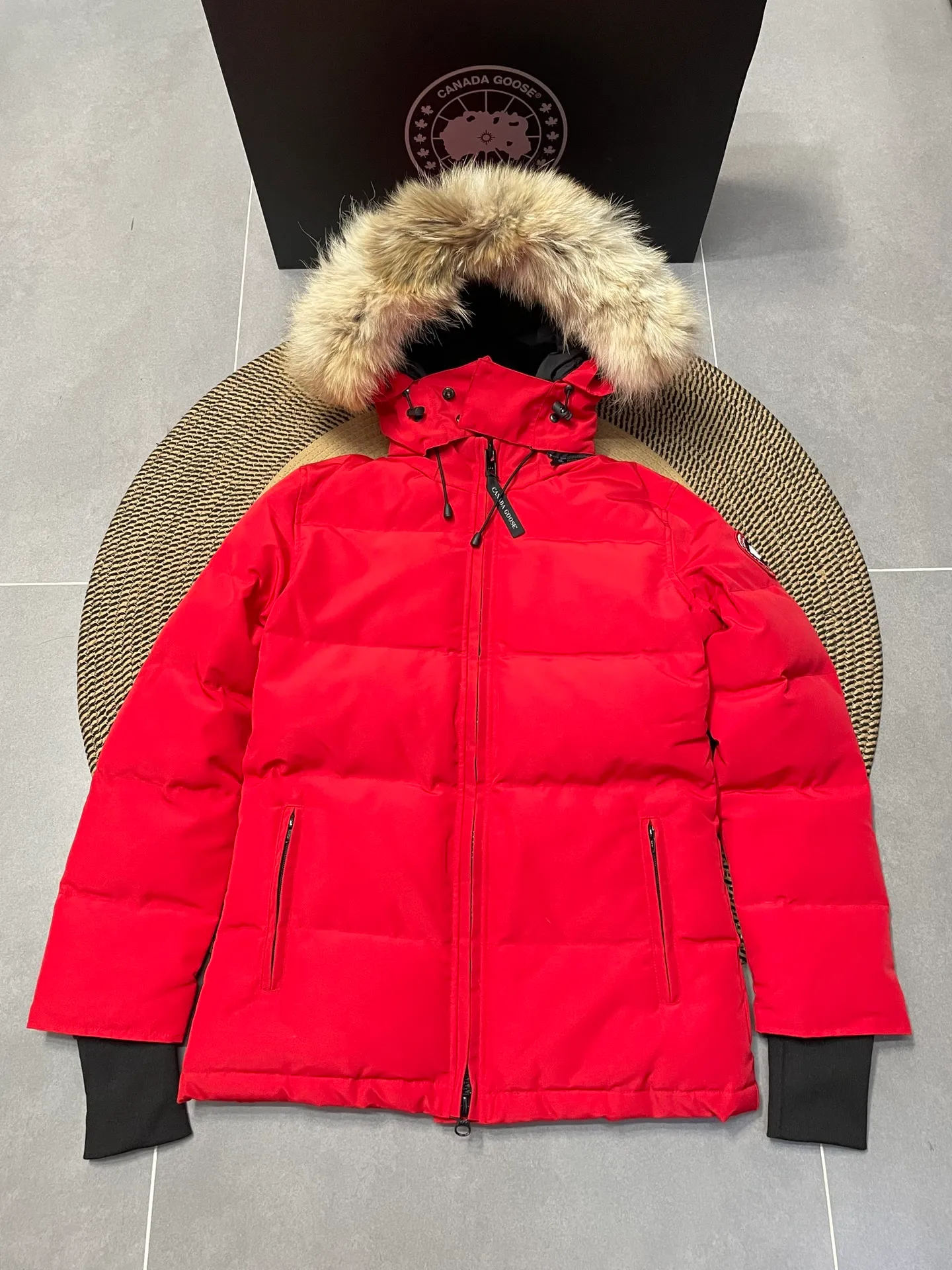 P880 Canadian CANADA GOOES 04 model/women's model. Both the Arctic and Antarctic scientific expedition teams and others choose Canada Goose as their cold-proof equipment. They are the Rolls-Royce of down jackets.  ➖ Industry-leading anti-counterfeiting chip sensing.  ➖ Imported Behringer embroidery machines and customized embroidery labels, the highest level and industry leading.  ➖ Imported Korean 21-count polyester-cotton blended original fabric, TC85 waterproof coated fabric, water-repellent, windproof and wear-resistant.  ➖ The new national standard 80 white duck down is filled with an average of 520 grams of down. The amount of down filled is industry-leading.  ➖ 100% nylon lining with double double-layer sealing design to prevent velvet running, and seamless thread design on the cuffs!  ➖ Western Canadian Green Wolf Collar.  ➖ Yoshida YKK provides original factory-customized electroplated sliders. YKK two-way lockable zippers are tight and smooth and do not peel off paint.  ➖ 3M composite Velcro is durable and the accessories and hardware are all custom-made. Only for the purest goose, the most dedicated, the most professional, the highest quality, the highest cost performance!    SIZE:XS-XXL